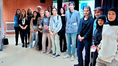 Responsables de Archivo de Navarra y del IES Valle del Ebro con el alumnado que ha participado en el proyecto