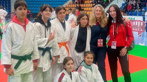 Pablo Muro, Leire Oruez&aacute;bal, Daniela Urru, Leire Cortijo, Maika Burgaleta y Mariya Kirbizhekova arriba, Vega Lizaso y Carolina P&eacute;rez abajo