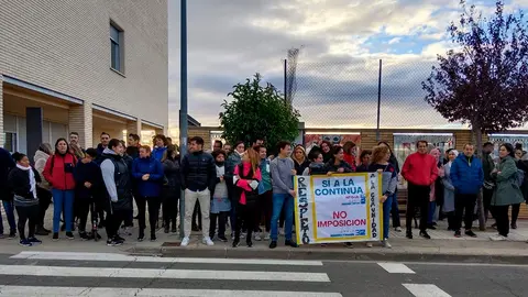 Padres y profesores del colegio de Murchante se manifiestan en defensa de la jornada continua