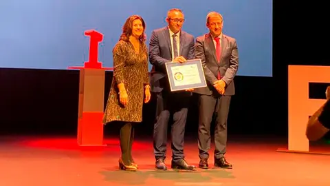 Miguel &Aacute;ngel Jarauta Marin, gerente de la empresa, recibiendo este galard&oacute;n de la Fundaci&oacute;n Navarra para la Excelencia
