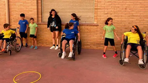 Alumnos del colegio La Salle El Pilar realizando un actividad sobre integraci&oacute;n de personas con capacidades diferentes
