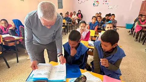 El profesor Jes&uacute;s Torralba ha viajado a los campos de refugiados saharauis para compartir su experiencia docente con los maestros, directivos y ni&ntilde;os y ni&ntilde;as que los habitan