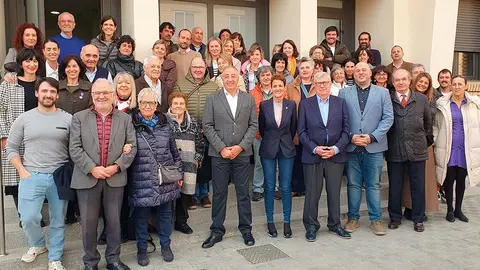 Foto de grupo con los responsables y personal del centro