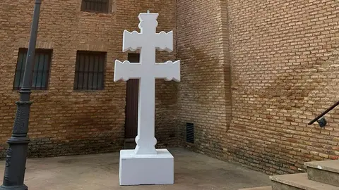 La Cruz de Caravaca está ubicada entre la Parroquia de Santa Eufemia y el Palacio de Bobadilla