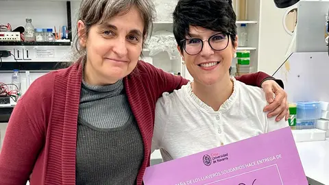 M&oacute;nica Lozano haciendo entrega de un cheque por valor de 3.800&euro; a CIMA