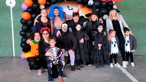 Raquel &Aacute;lvarez, Miriam Catal&aacute;n y Mar&iacute;a Fern&aacute;ndez en una actividad reciente de la APYMA Alhama de Cintru&eacute;nigo en Halloween