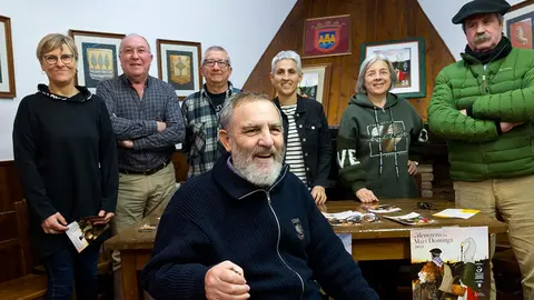 Daniel L&oacute;pez Moreno posa delante de los integrantes de la Asociaci&oacute;n de Amigos y Amigas del Olentzero. De izquierda a derecha: Sonia Ochoa, Fernando Mart&iacute;nez, Juan Carlos Goyeneche, Argi&ntilde;e Korta, Patrizia Lorente y Jos&eacute; M.&ordf; Blanzako