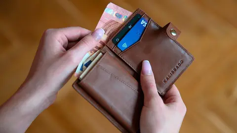 cartera dinero billetes billetera monedas tarjetas