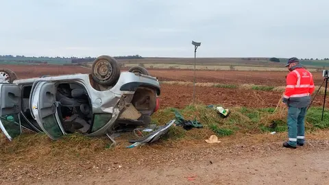 El veh&iacute;culo volcado y destrozado en el Camino Pe&ntilde;al&eacute;n, donde ha fallecido su conductor
