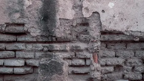 pared vieja ladrillos caer derrumbe
