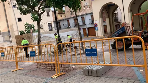 Operarios municipales realizando unas mejoras en la plaza Yehuda Ha Levi
