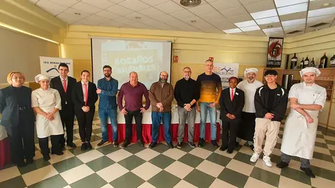 Los ganadores del concurso de tapas  dulces y saladas  y c&oacute;cteles del concurso que ha impulsado la Comarca de Cinco Villas en la Escuela de Hosteler&iacute;a de Miralbueno han posado con sus diplomas acreditativos