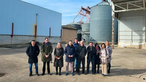 La consejera Fanlo, el vicerrector Larraza y el alcalde Toquero, junto a otros representantes de la UPNA, visitan los terrenos de la Cooperativa de Labradores de Tudela