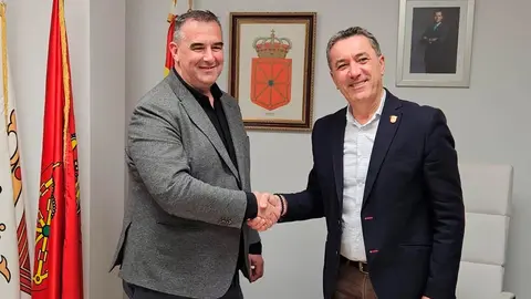 Rafael Loscos, presidente de AER y Jos&eacute; Luis Sanz, alcalde de Arguedas