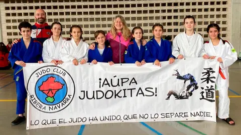 Equipo infantil con los delegados del Ribera Navarra, Alfredo Viela y Maika Burgaleta