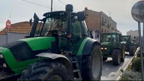 Los tractores en huelga discurren por la avenida de Zaragoza de Tudela