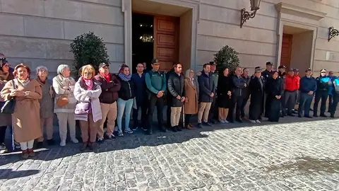 Concentraci&oacute;n en el Ayuntamiento de Tudela por los guardias civiles fallecidos en C&aacute;diz