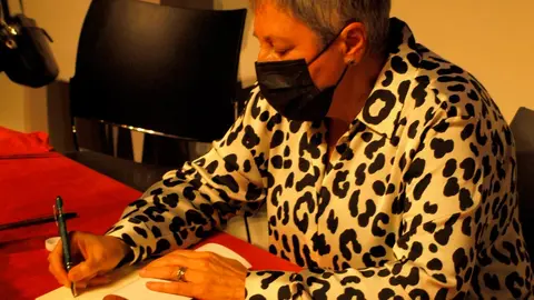 Mari Carmen Eza durante la firma de su relato