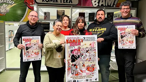 Josetxo Aldunate (Komiki Boom), Kenia Y. Mendoza (bibliotecaria de Anso&aacute;in), Maider Ederra (TxokoGorri) Amaia Nausia (Komiki Boom), Carlos Jim&eacute;nez (Cultura Ayuntamiento de Anso&aacute;in) y Sergio Biurrun (Komiki Boom) en la presentaci&oacute;n de las jornadas