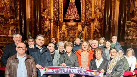 Integrantes de la Pe&ntilde;a Madridista Santa Ana de Tudela en la ofrenda a la patrona