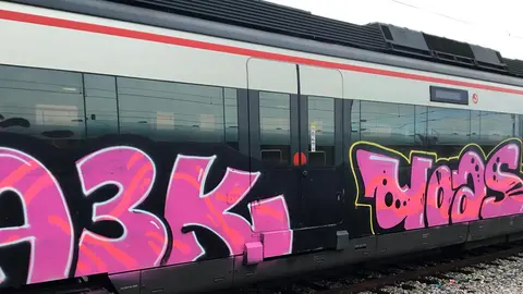 Los usuarios de los servicios de Renfe sufren directamente las consecuencias de los trenes vandalizados con pintadas