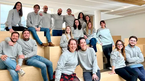 Equipo de Grupo Enhol con las sudaderas
