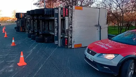 Este incidente sirve como un recordatorio de la importancia de asegurar adecuadamente la carga en los veh&iacute;culos de transporte para garantizar la seguridad en nuestras carreteras