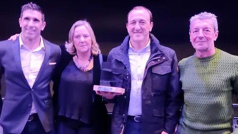 Delegaci&oacute;n de la SDR Arenas que se desplaz&oacute; al Navarra Arena a recoger el galard&oacute;n