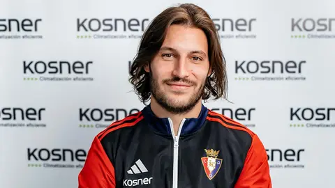 Juan Cruz destaca la importancia que tiene para ellos jugar en El Sadar en una entrevista exclusiva con Kosner, patrocinador oficial de Osasuna para esta temporada