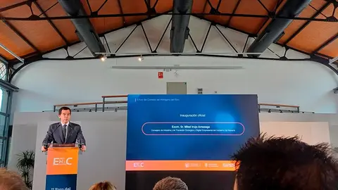 El consejero de Industria y de Transici&oacute;n Ecol&oacute;gica y Digital Empresarial, Mikel Irujo, durante su participaci&oacute;n en el II Foro del Corredor del Hidr&oacute;geno del Ebro