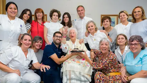 El alcalde de Cintru&eacute;nigo, &Oacute;scar Bea Trincado, comparti&oacute; en su perfil de Facebook esta foto del &uacute;ltimo cumplea&ntilde;os de Vicenta
