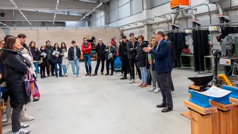 Visita guiada a los talleres del campus de Tudela de la mano del profesor Jos&eacute; Ram&oacute;n Alfaro
