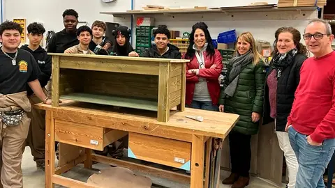 La concejal de Sanidad, Ver&oacute;nica Gormedino, y las veterinarias municipales, Gloria Ciordia y Raquel Pe&ntilde;a, visitaron las instalaciones del centro para conocer el proceso de fabricaci&oacute;n