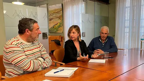 La consejera de Interior, Funci&oacute;n P&uacute;blica y Justicia, Amparo L&oacute;pez, y el presidente de la Comunidad de Bardenas Reales, Jose Mari Agramonte, durante el encuentro