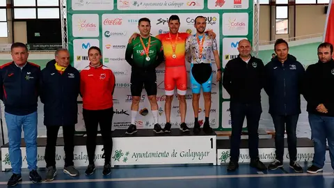 Eduardo Santas en el podio del Campeonato de Espa&ntilde;a de pista