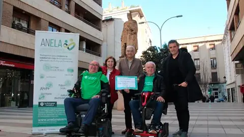 Los miembros de la Escuela Ribera de F&uacute;tbol y ANELA