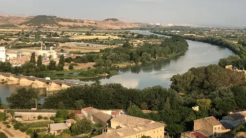 El puente del Ebro visto desde el cerro de Santa B&aacute;rbara