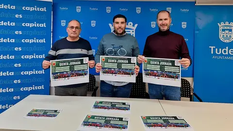 El concejal de Deportes de Tudela, Mart&iacute;n L&oacute;pez, junto al vicepresidente de la Federaci&oacute;n Navarra de F&uacute;tbol, Javier Mart&iacute;nez, y el responsable del f&uacute;tbol inclusivo en la Ribera, Jos&eacute; Antonio Delgado