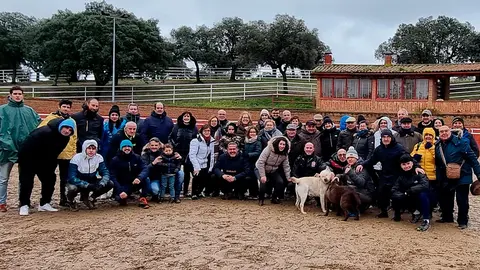 El grupo de la asociaci&oacute;n taurina Fitoro visitando la ganader&iacute;a El Capea