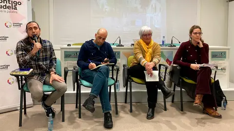 Mikel Pau Casado del Colectivo el Tinglado, Rub&eacute;n M&eacute;ndez del Grupo de vivienda de REAS, Itziar Aguirrebeitia de la Cooperativa Etxekide y Maite Arrondo, Directora General de Vivienda