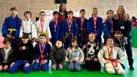 Equipo alev&iacute;n del Ribera Navarra con su entrenadora y delegada