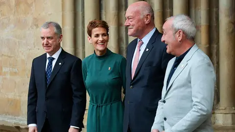 El lehendakari Urkullu, la Presidenta Chivite, el presidente Rousset y el alcalde de Olite Josu Etxarri