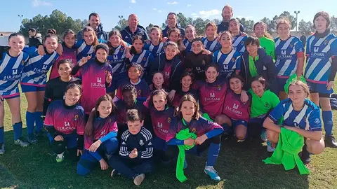 Los dos equipos de categor&iacute;as Benjam&iacute;n, Alev&iacute;n e Infantil femeninos del CD Cirbonero con sus respectivos entrenadores