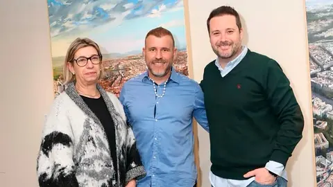 La concejal Ic&iacute;ar Les y el alcalde Alejandro Toquero visitaron la exposici&oacute;n de Albert Sesma