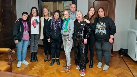 Encuentro de un grupo de mujeres representantes de TASUBINSA con la concejal y t&eacute;cnica de igualdad municipal para hacer un manifiesto reivindicativo, con motivo del 8M