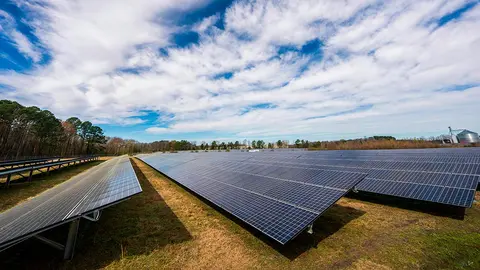 Una instalaci&oacute;n de placas solares