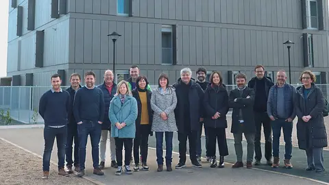 Bego&ntilde;a Alfaro, Javier Bur&oacute;n, Berta &Uacute;riz, Ana Alem&aacute;n y Jos&eacute; Miguel Iba&ntilde;ez durante la visita a las viviendas de VPO de la Azucarera