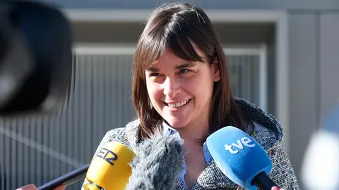 La vicepresidenta del Gobierno de Navarra, Bego&ntilde;a Alfaro, atendiendo a los medios