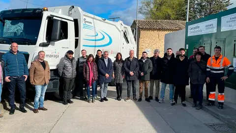 El consejero Chivite, junto con otras autoridades, en el nuevo punto limpio de Carcastillo