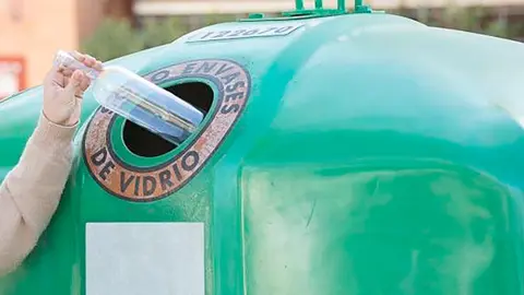 Un contenedor de reciclaje de vidrio